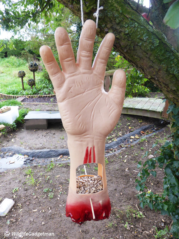 Severed-Hand-Feeder-08-600.jpg