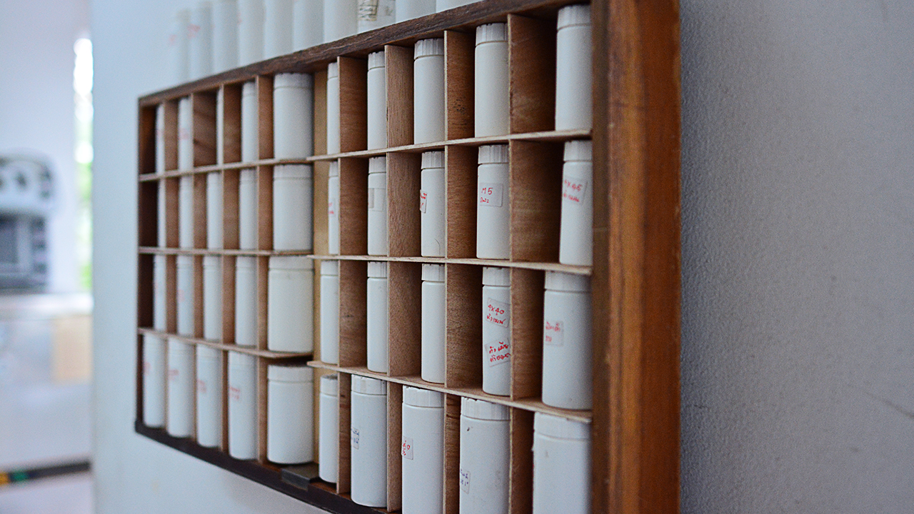 Shelves-made-of-old-drawers.jpg