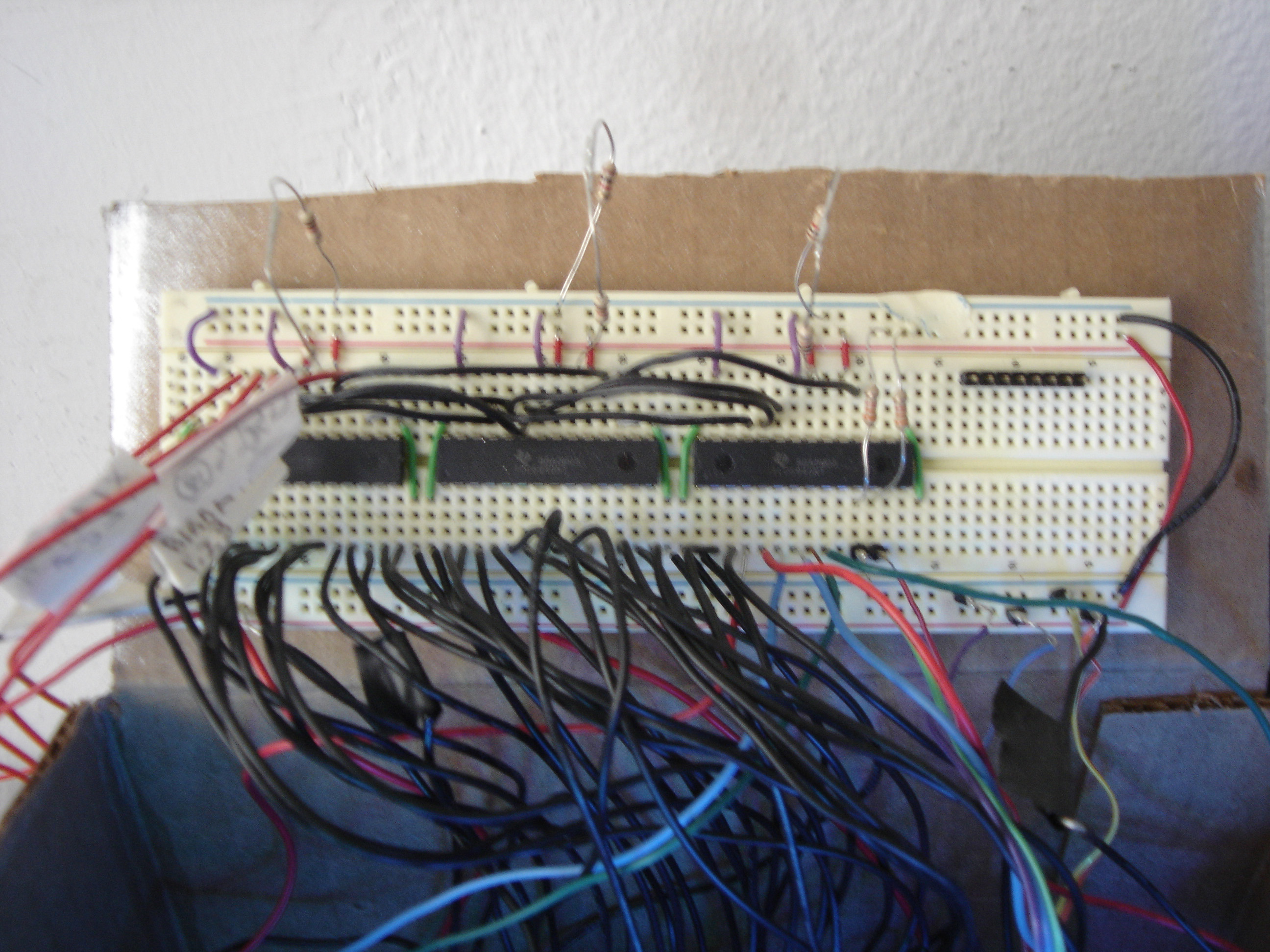 Slightly_blurry_breadboardw_tlcs.jpg