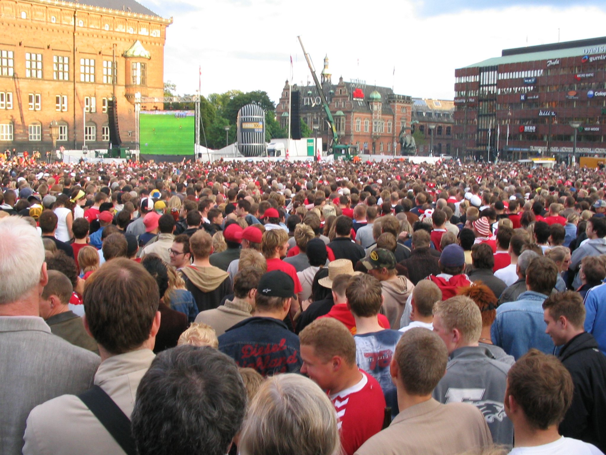 Soccer_crowd_Copenhagen_%28calm%29.jpg