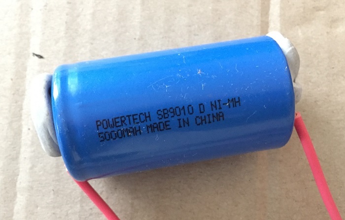 Spinning Light Bulb 08 Step 05 Connect the 1.5 V Battery.jpg