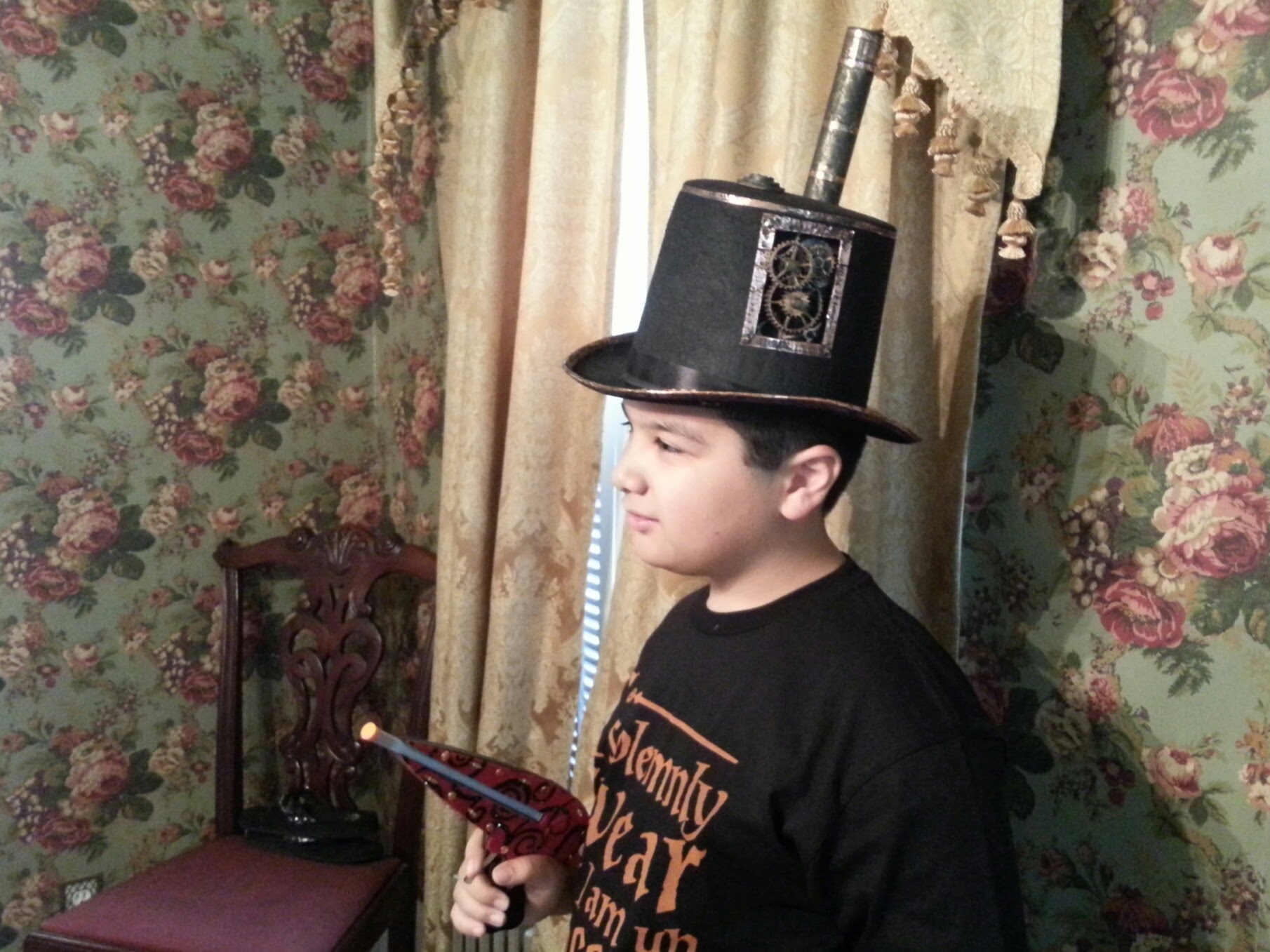 SteamPunk_Hat_With_Laser_Pistol.jpg