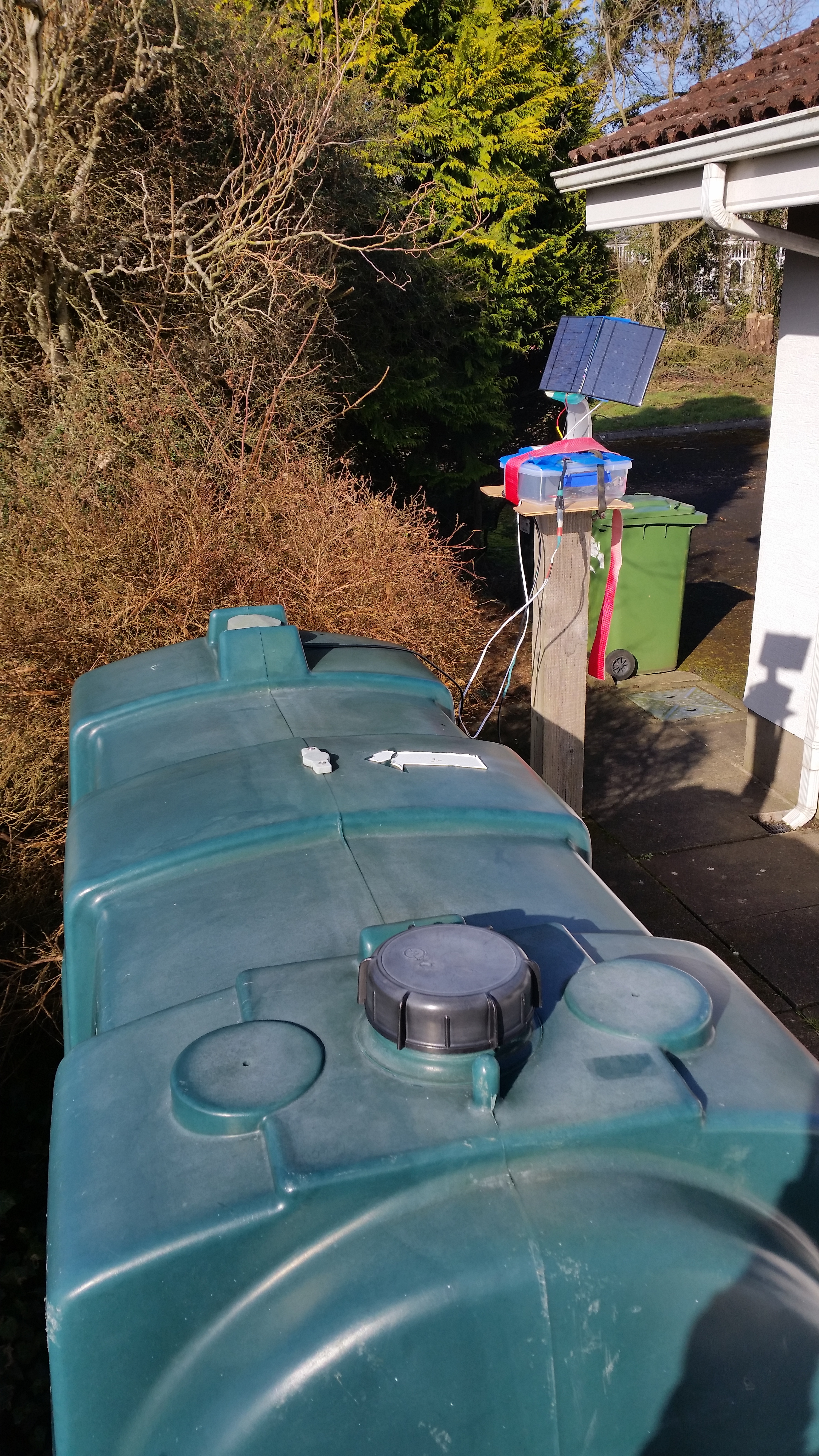 Steve Potter's oil tank with Oilwatcher installed.jpg