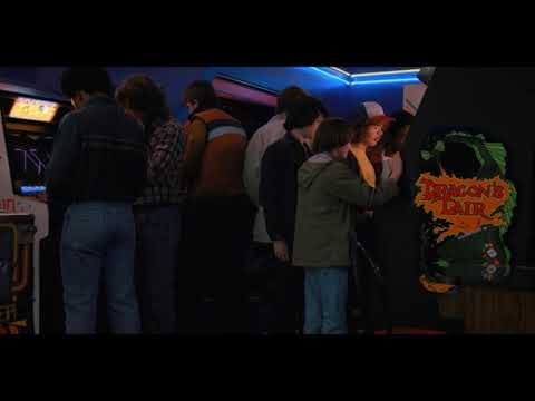 Stranger Things 2x01 - Dustin plays an arcade game with boys, Will enters the Upside Down