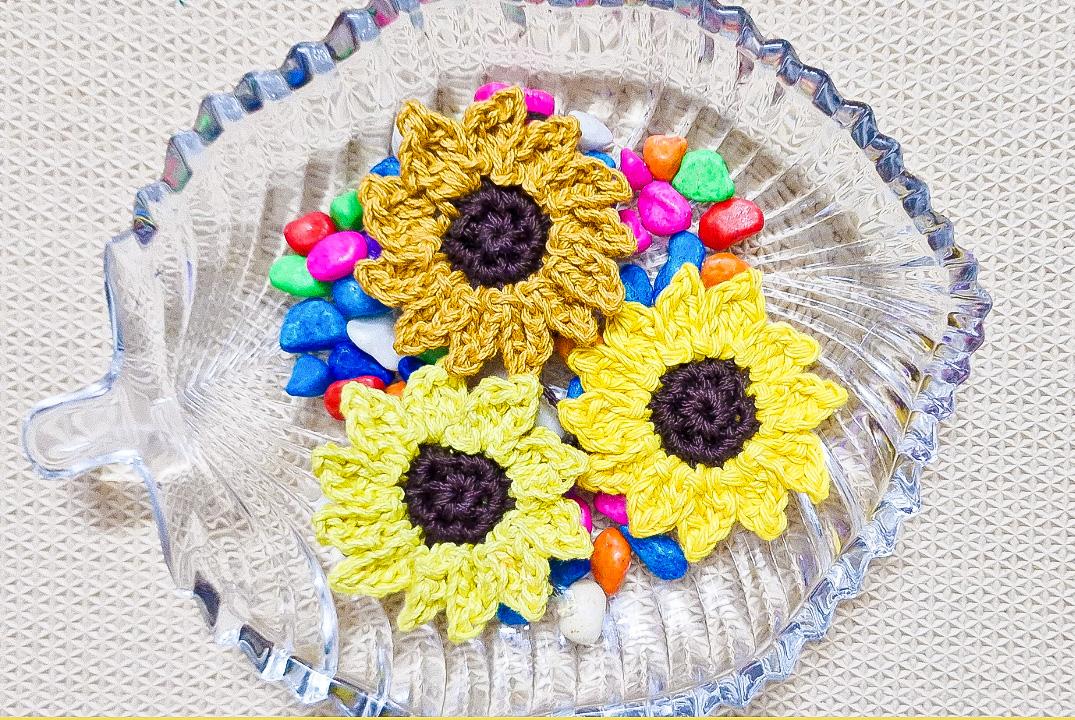 Super Easy and Quick Crochet Sunflower Applique Pattern.jpg