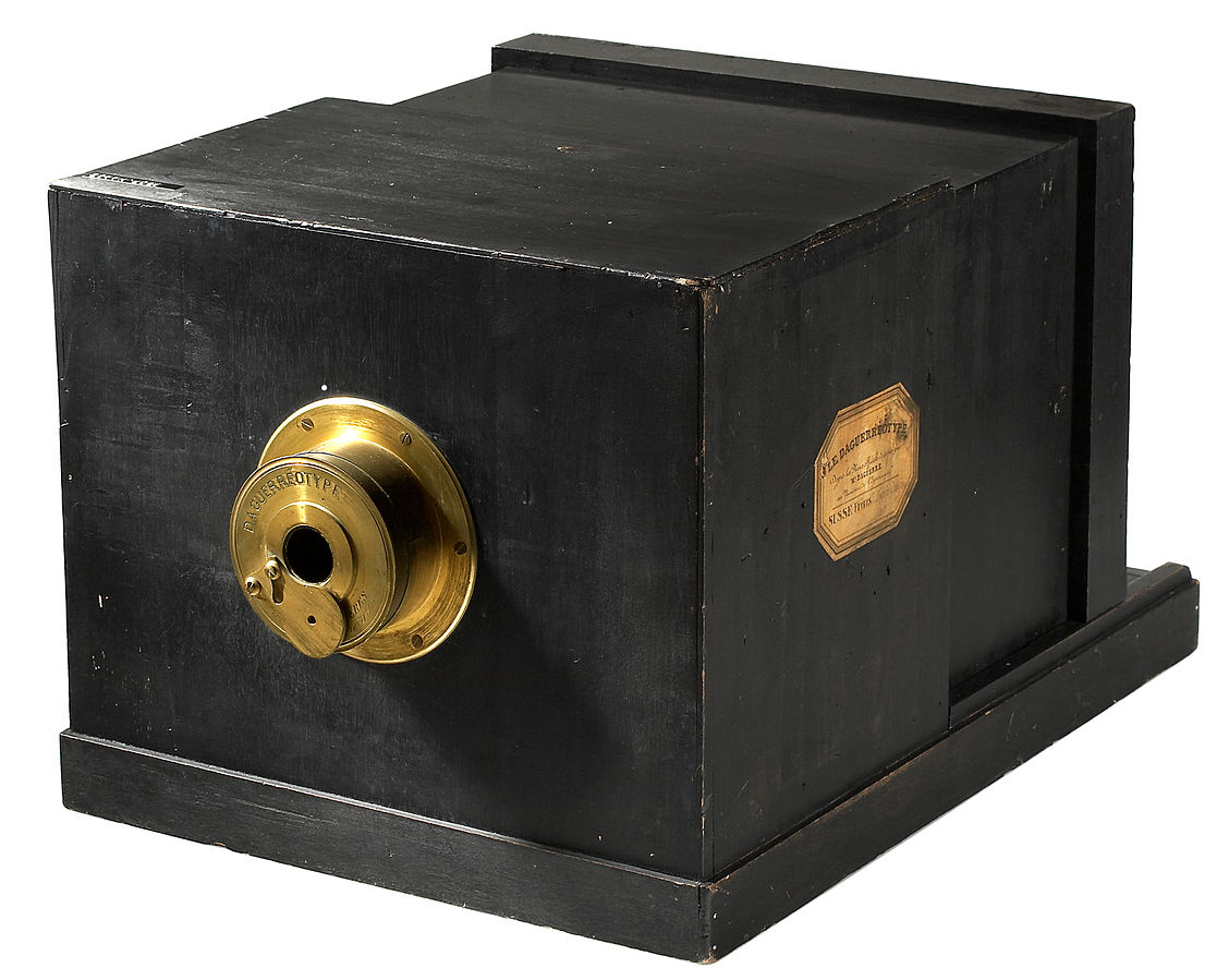 Susse_Fr&eacute;re_Daguerreotype_camera_1839.jpg