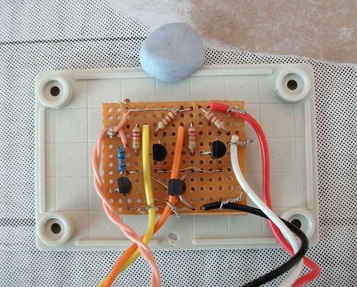 Transistor Differential Amplifier 04 Step 02 Make the Circuit.jpg