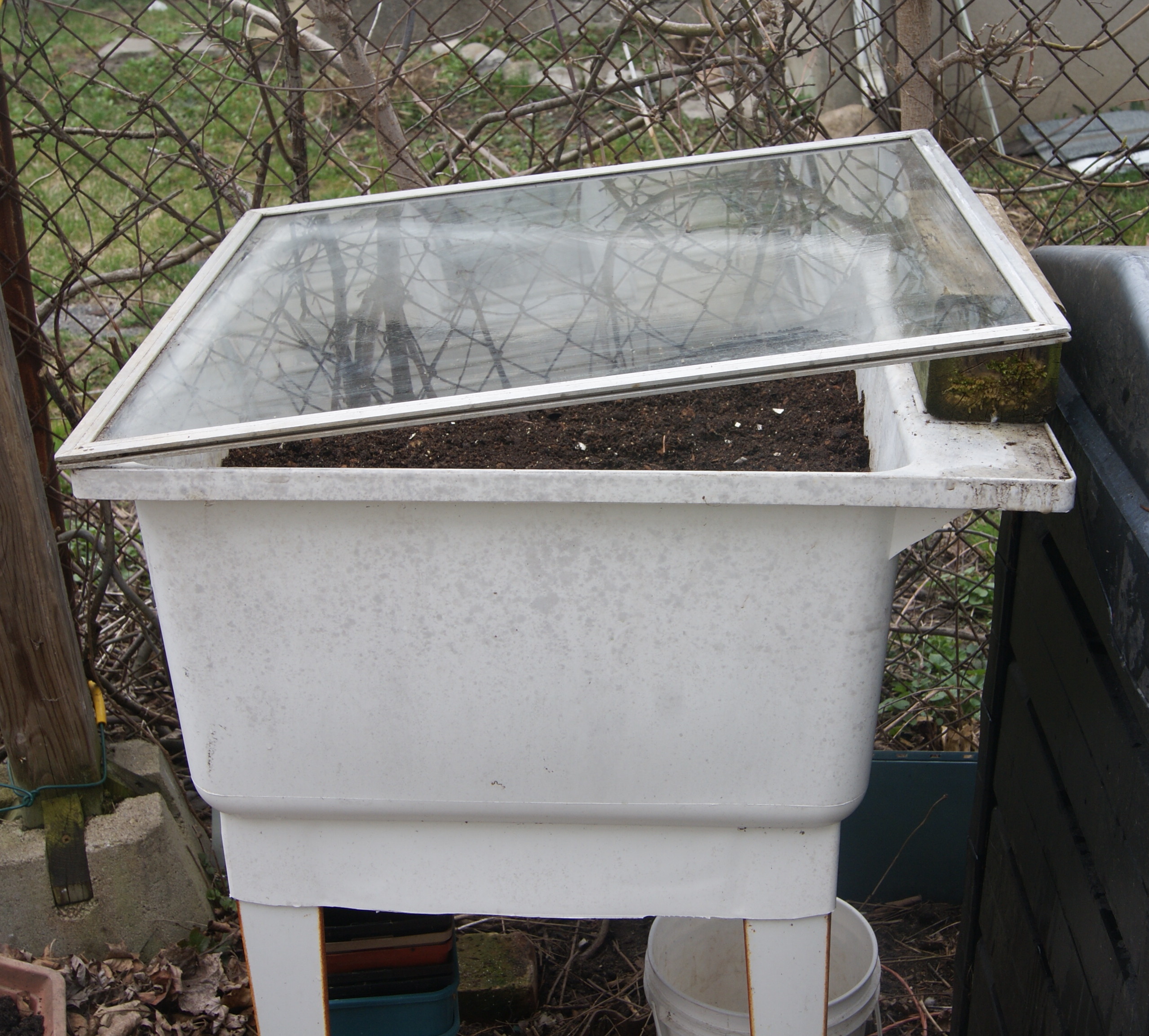 Tub With Raised Cover.JPG