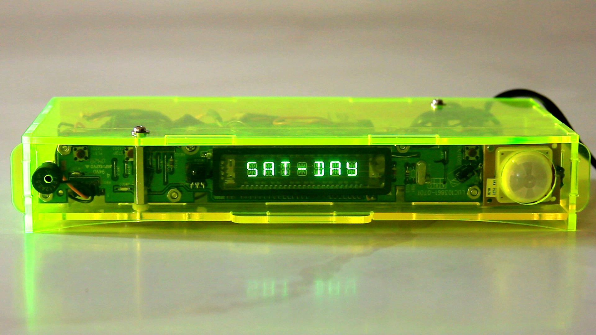 VFD_MagicClock_V1.0_Assembled_DisplaysDayOfWeek.jpg