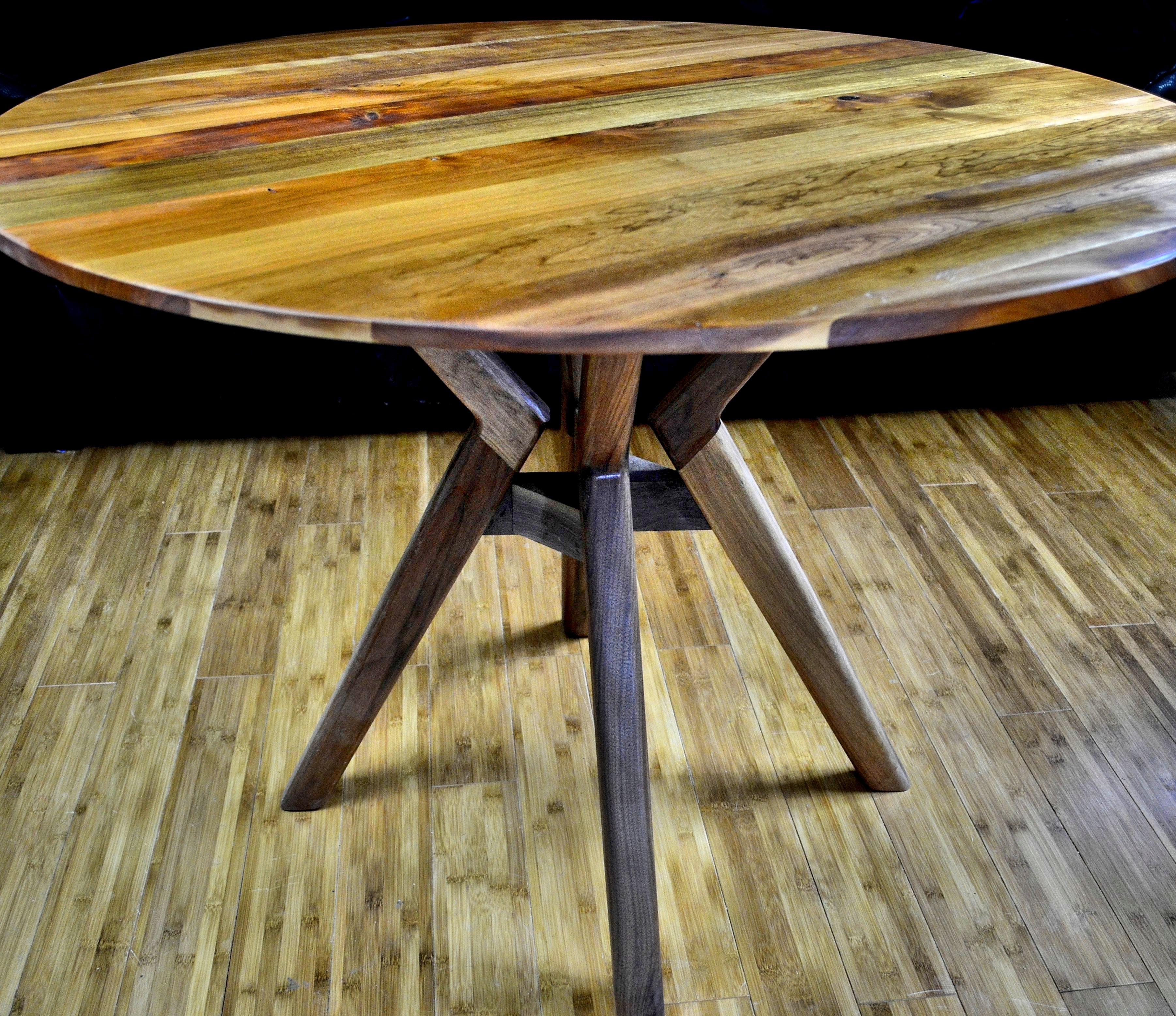 VTCollection_Round_Walnut_table.jpg