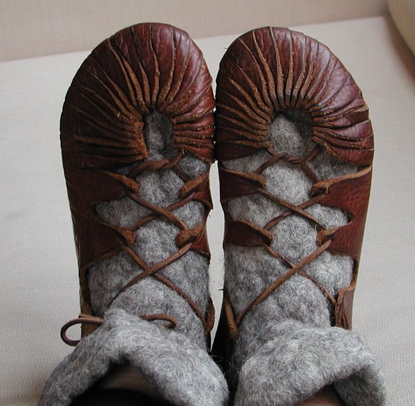 Viking_shoes_by_huldremor.jpg