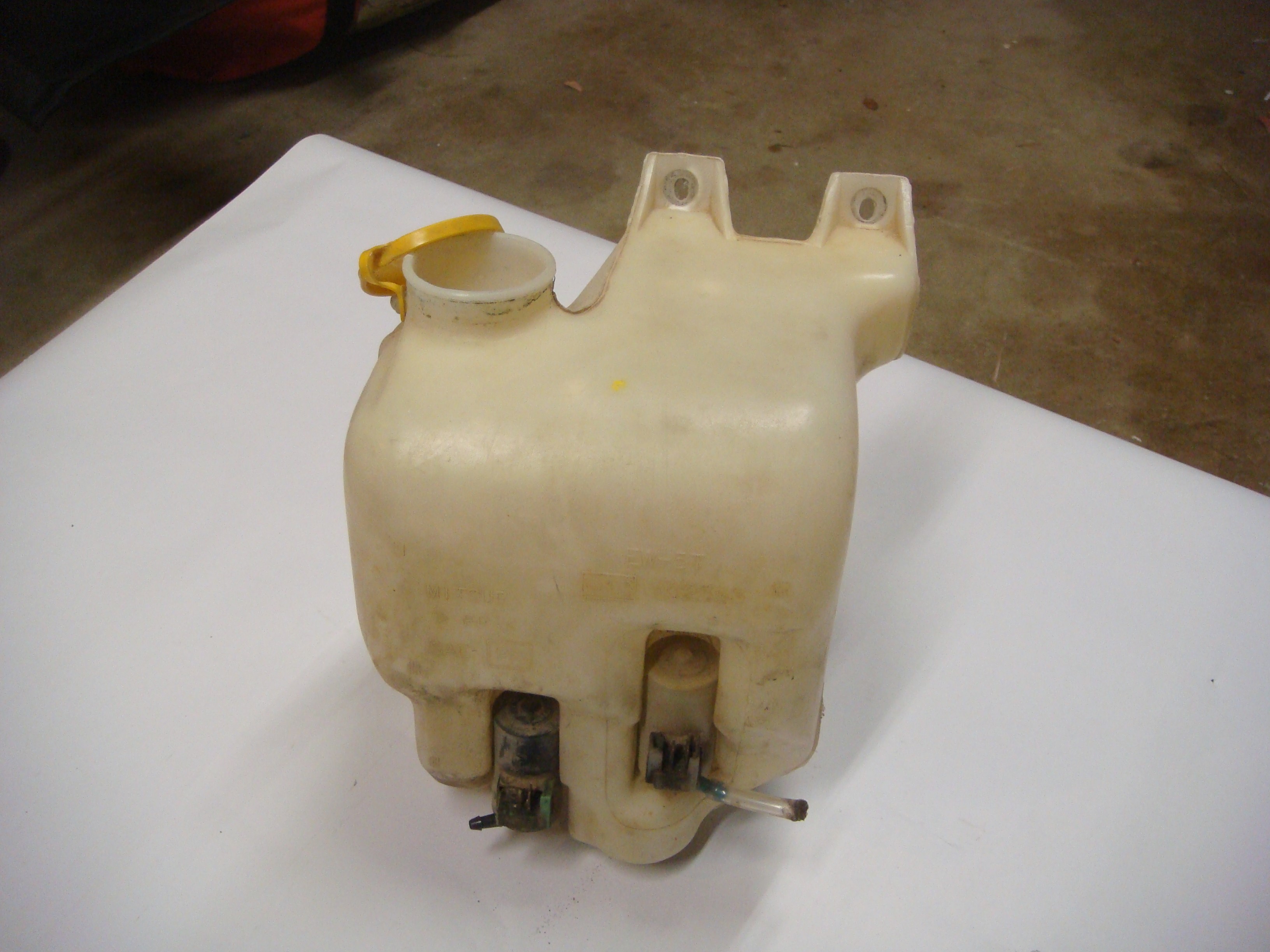 WINDSHIELD WASHER TANK W-PUMP.jpg