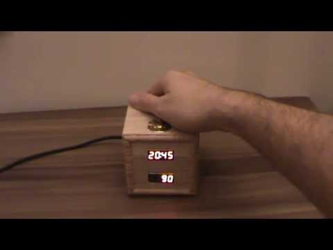 Wooden desktop watch project displays time and humidity