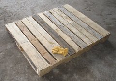 Wooden_pallet_with_glove_s.jpg