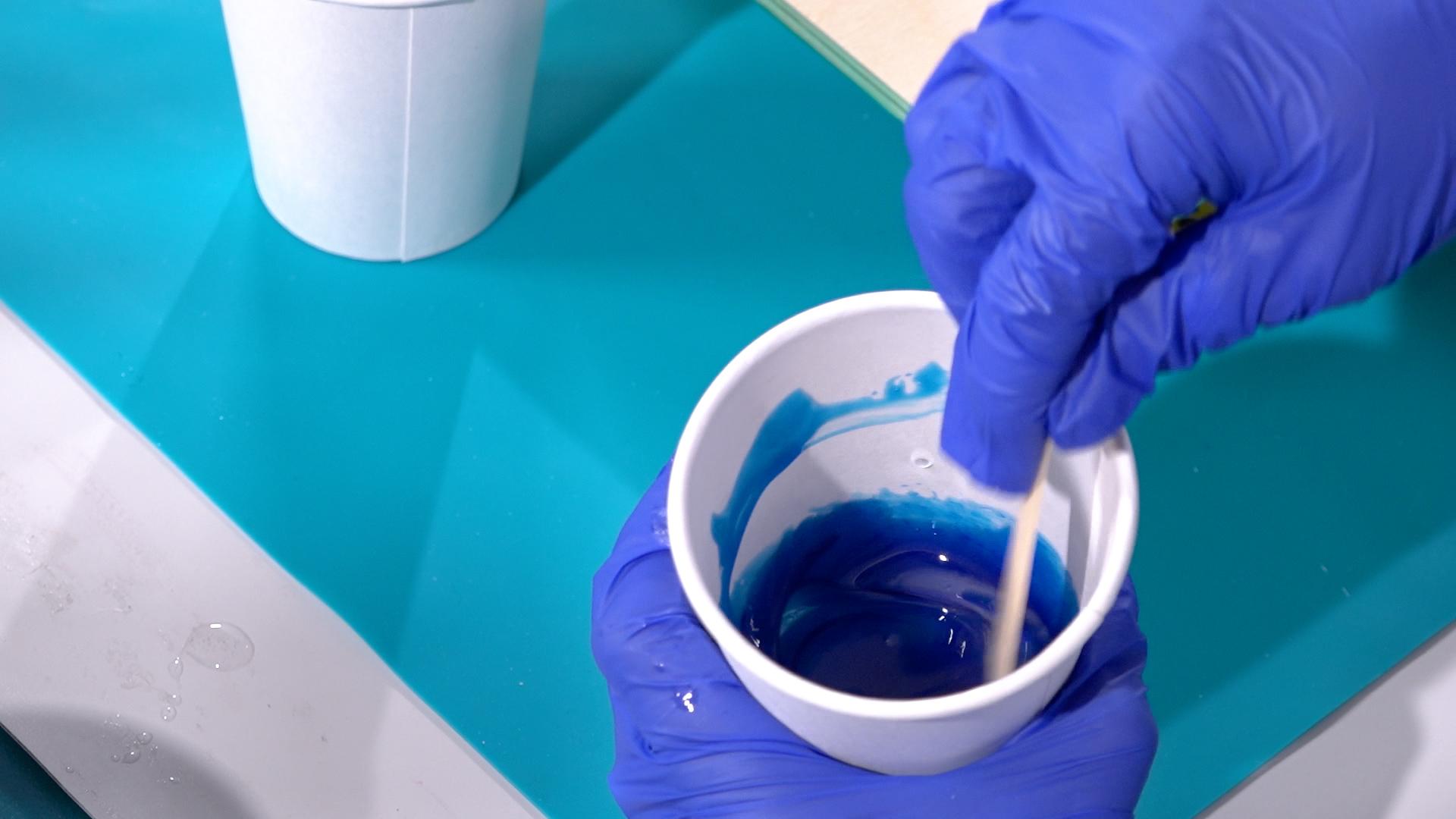 _Pigmenting resin different colours blue.jpg