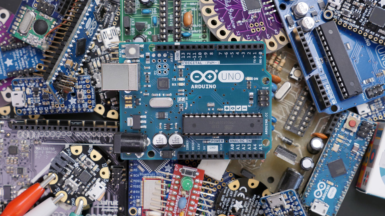 arduino-uno-on-pile-of-compatibles-1600.jpg