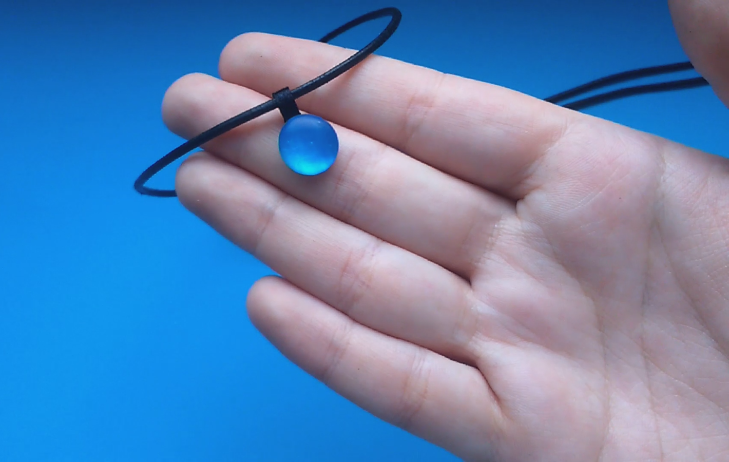 bluenecklace.png