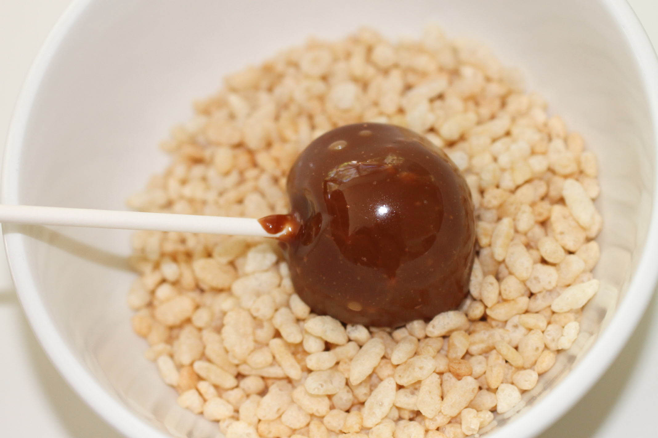 caramel candy oreo cake pops dip in rice krispies.jpg