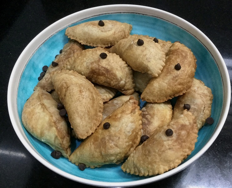 chocolate gujiyas in bowl 1.jpg