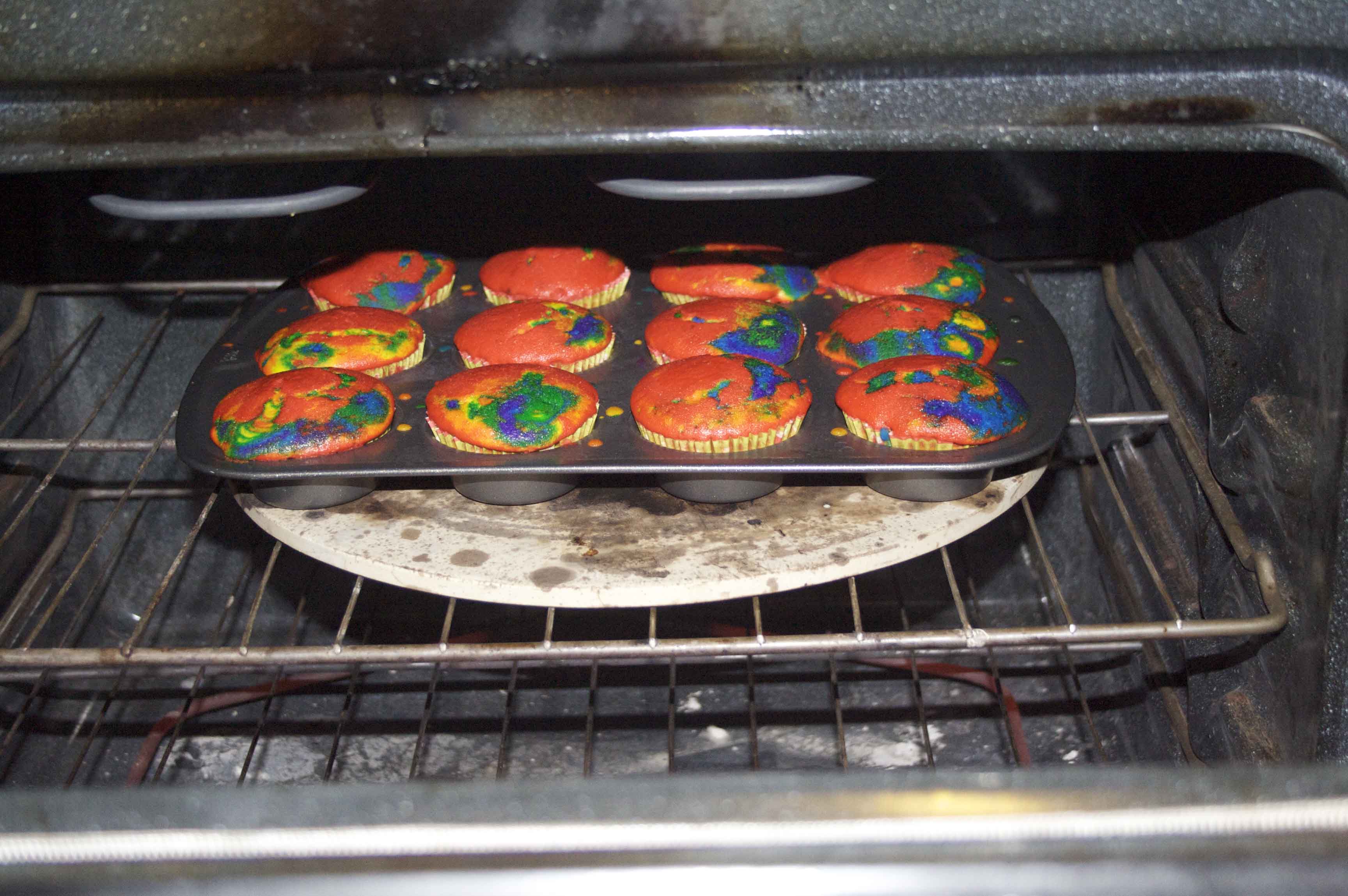 cupcakes in the oven1.jpg