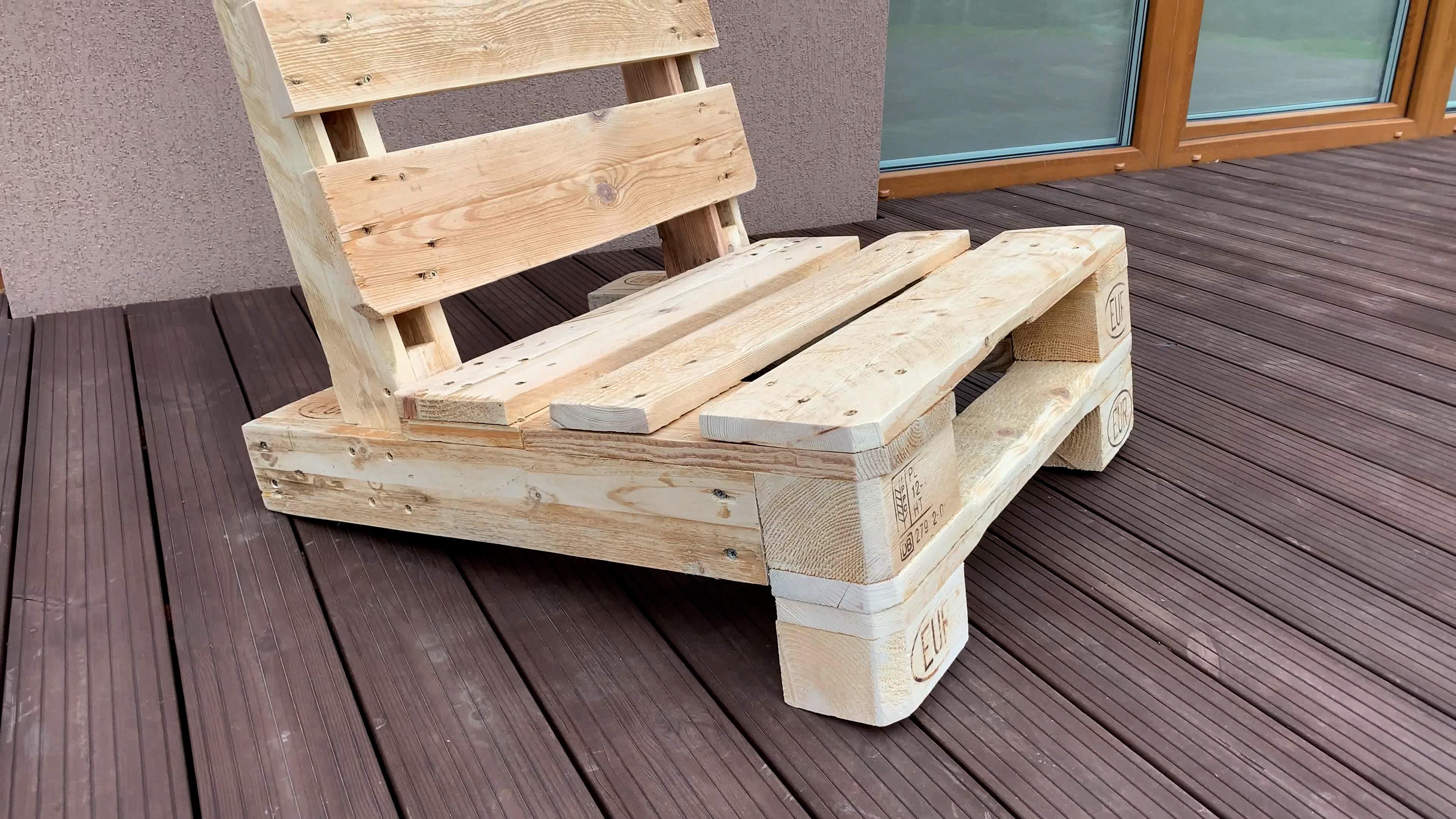 deck chair from pallets.mp4.00_05_23_00.Still054.jpg