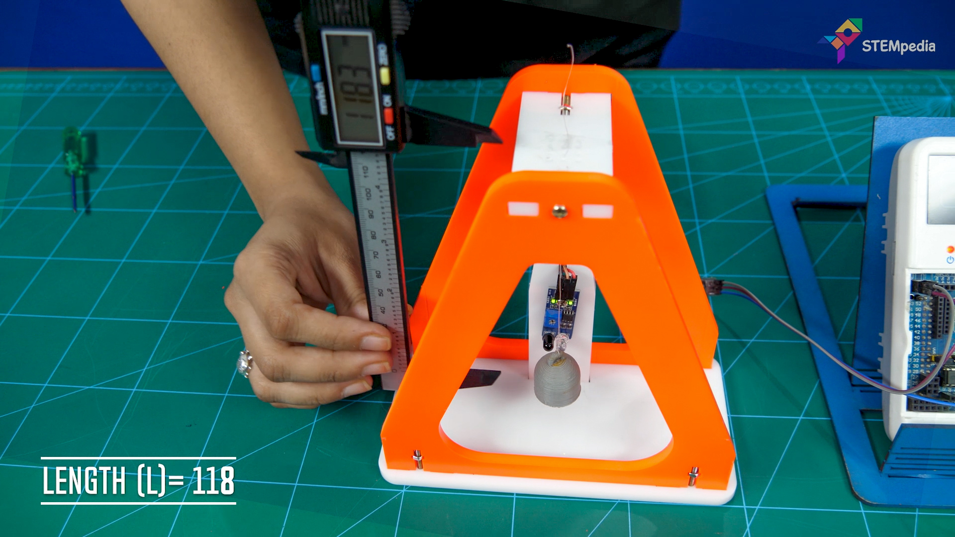 diy pendulum.mp4.00_01_21_19.Still002-2.jpg