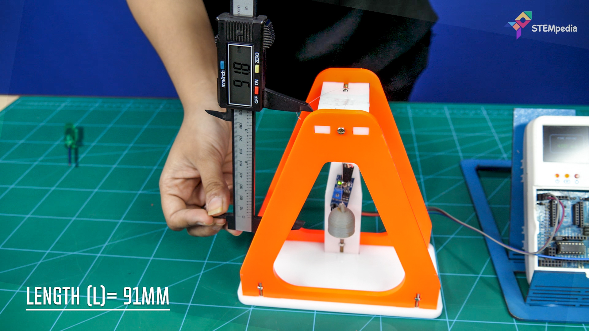 diy pendulum.mp4.00_01_36_18.Still005.jpg