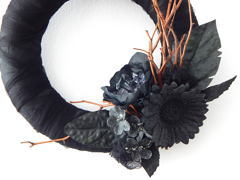 diy-chic-Halloween-wreath.jpg