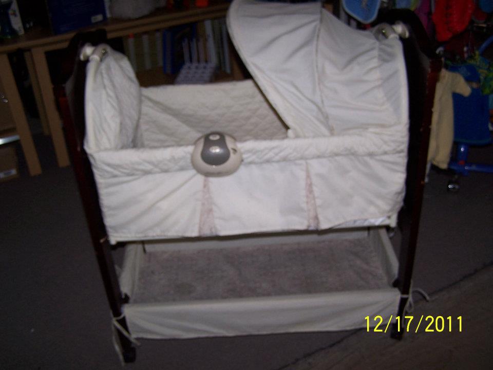 eddie bouer bassinet 90. retail 160..jpg