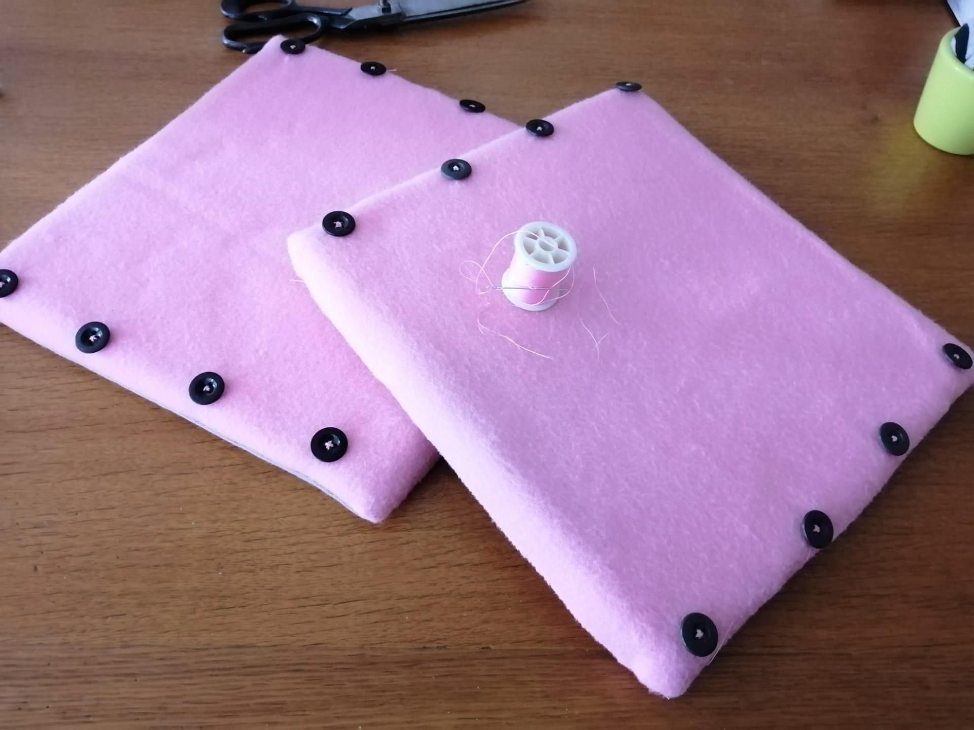 eindhoes afgewerkt met roze draad.jpg