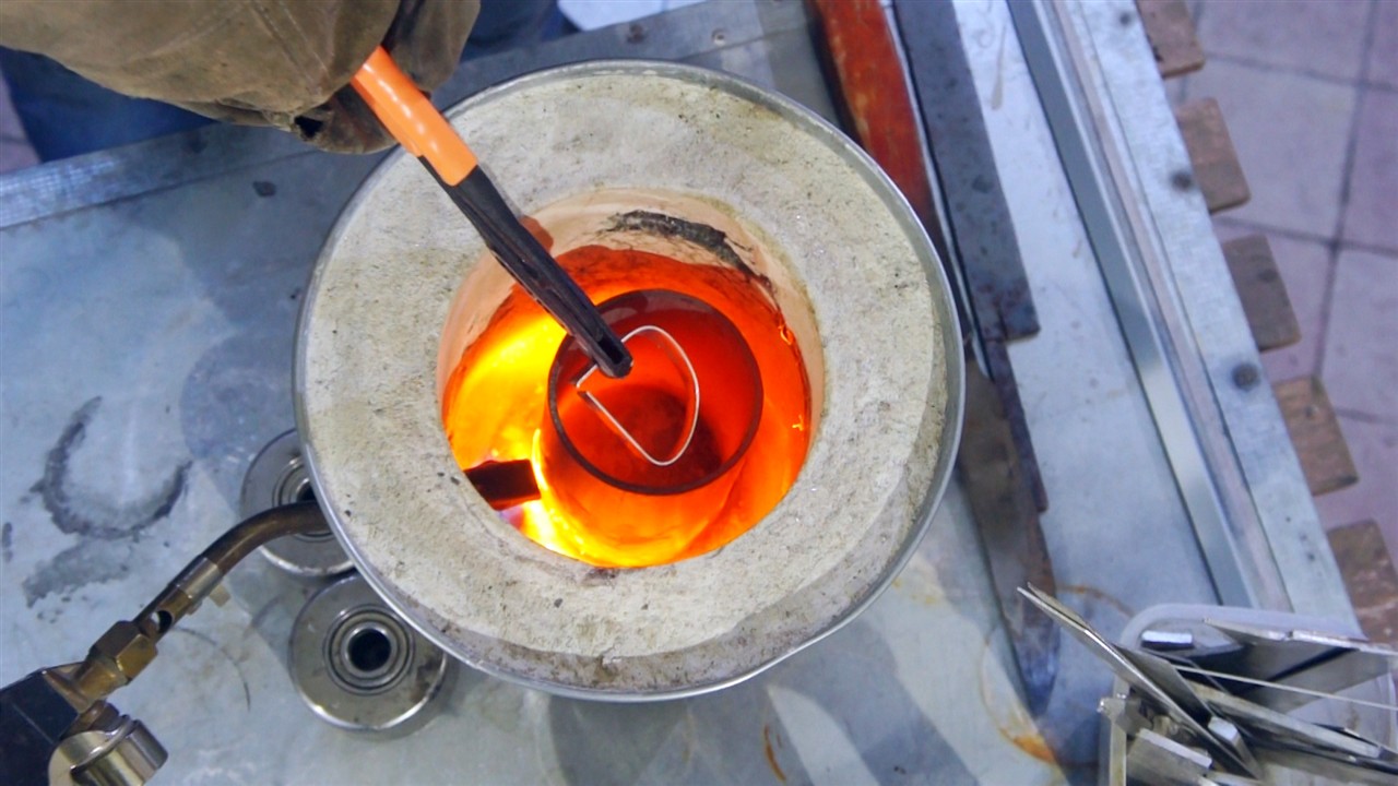 ep 30_10 melting aluminium in an homemade foundry.jpg