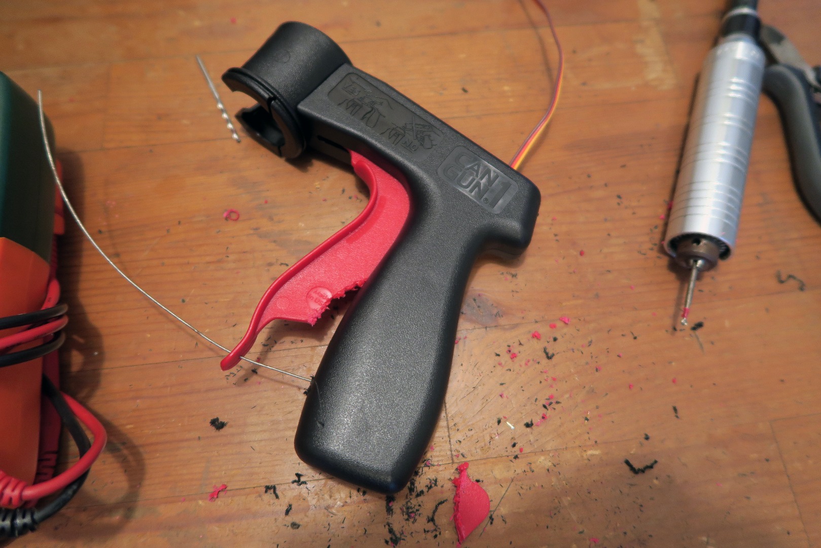 hacks_drone-spray-can-gun-servo-closed-in.jpg