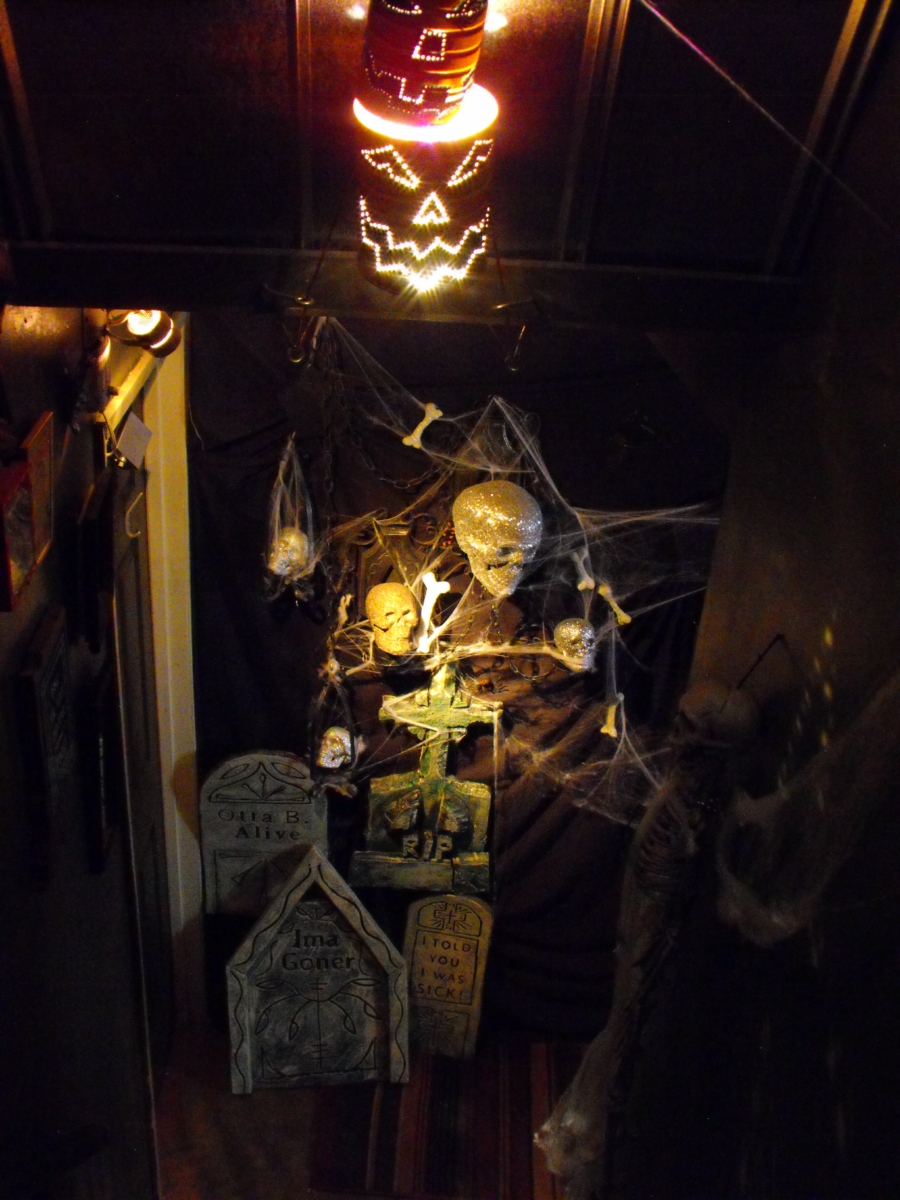 halloween_decor_2010 (11).JPG