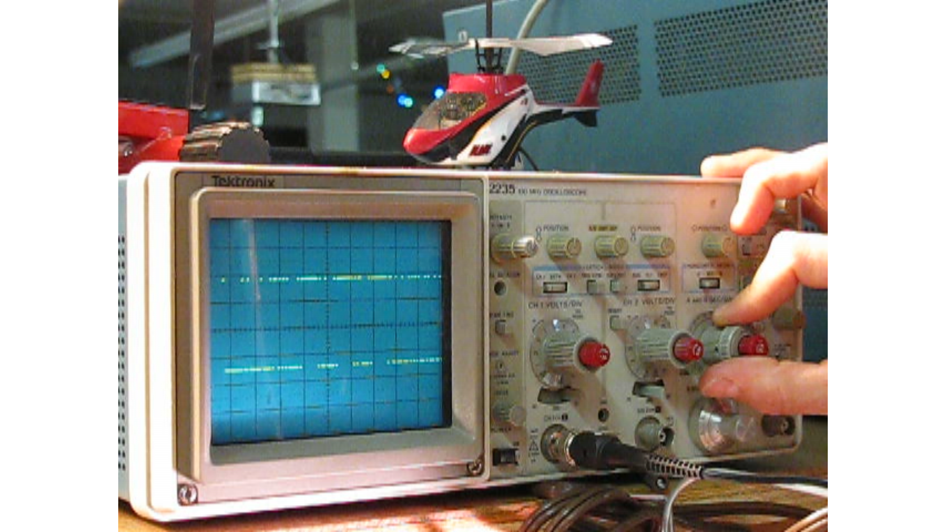 helicopter-08-data_on_oscilloscope.png