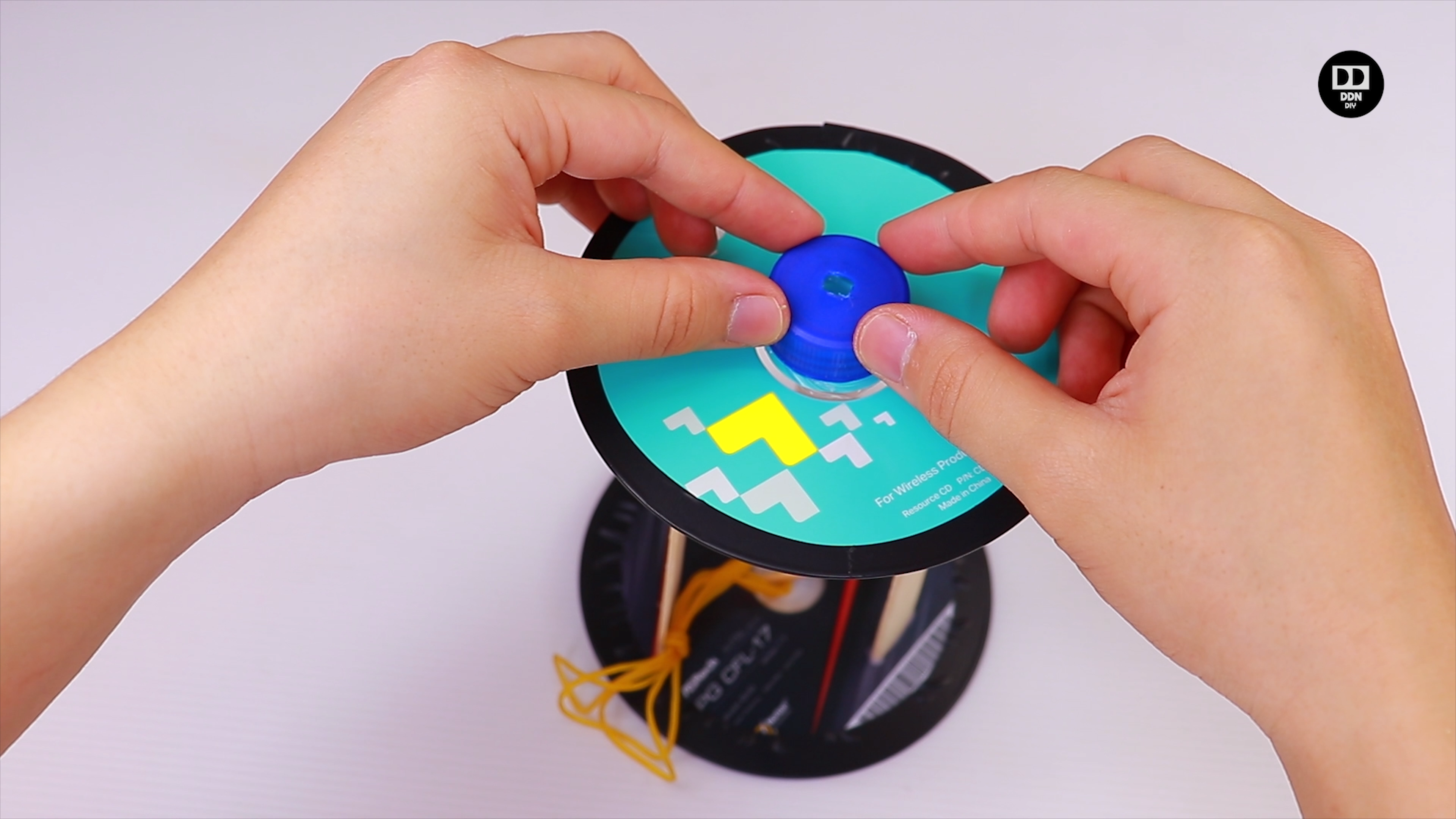 how to make an auto race car using a CD.mp4_snapshot_02.38_[2020.04.19_22.07.05].png