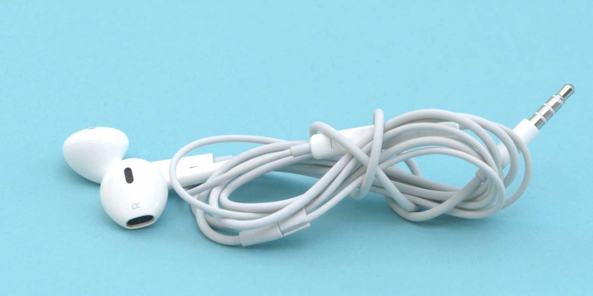 how-to-keep-your-iphone-headphones-from-getting-tangled.jpg