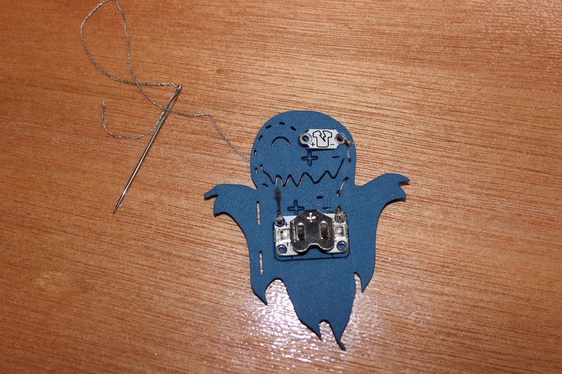 how_to_make_a_sewable_halloween_led_badge_800_08.jpg