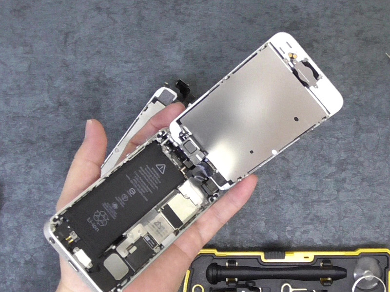 iphone5scrackedscreen4.jpg