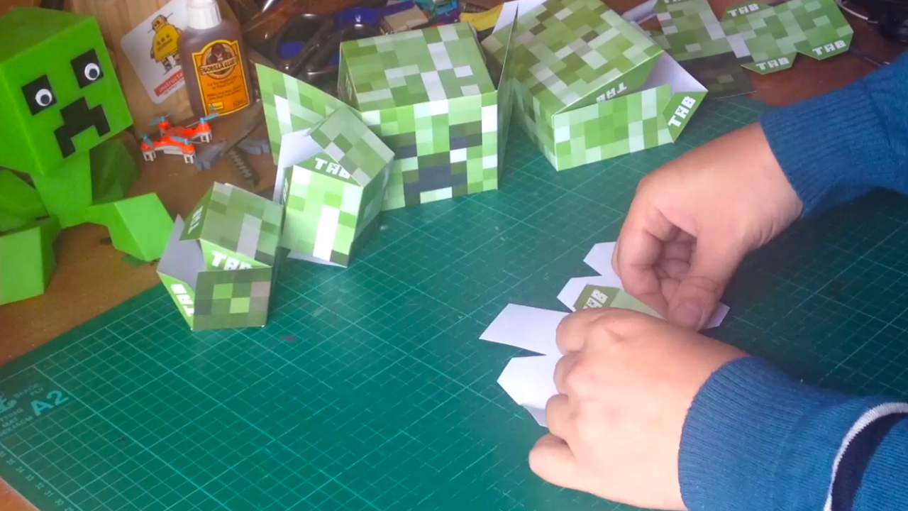 large-papercraft-creeper-fold2.jpg