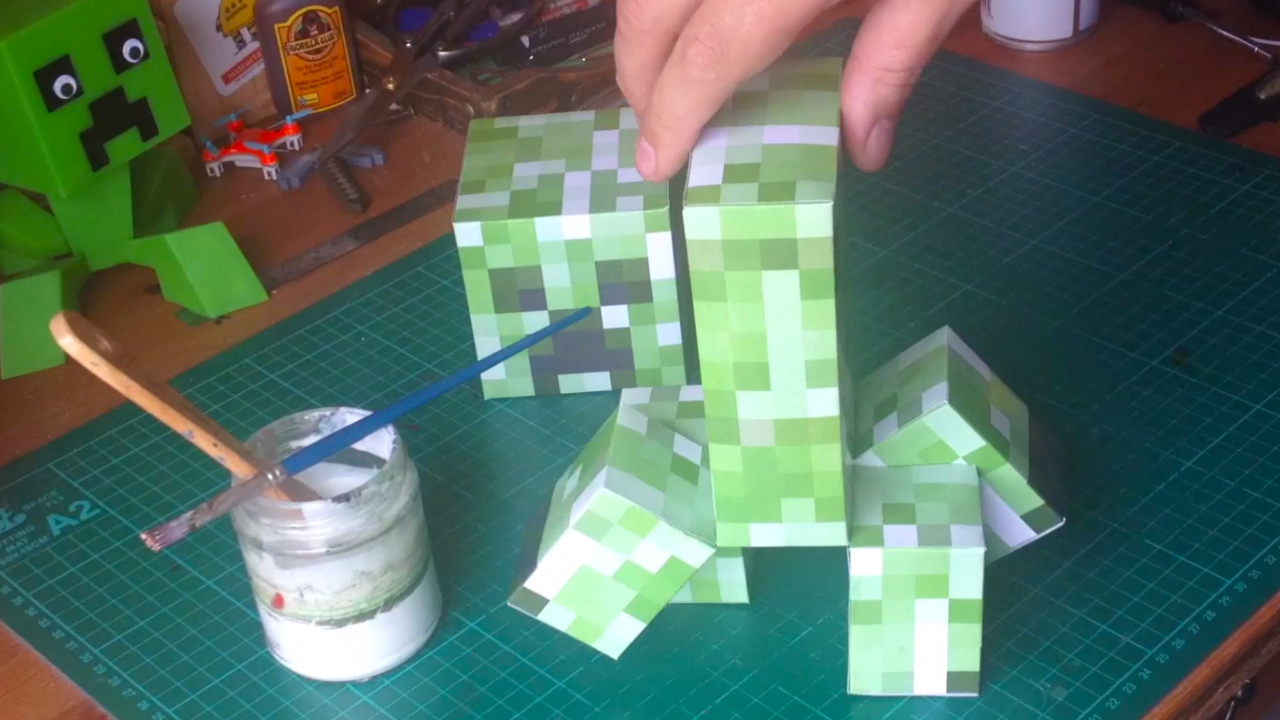 large-papercraft-creeper-glue-assemble2.jpg