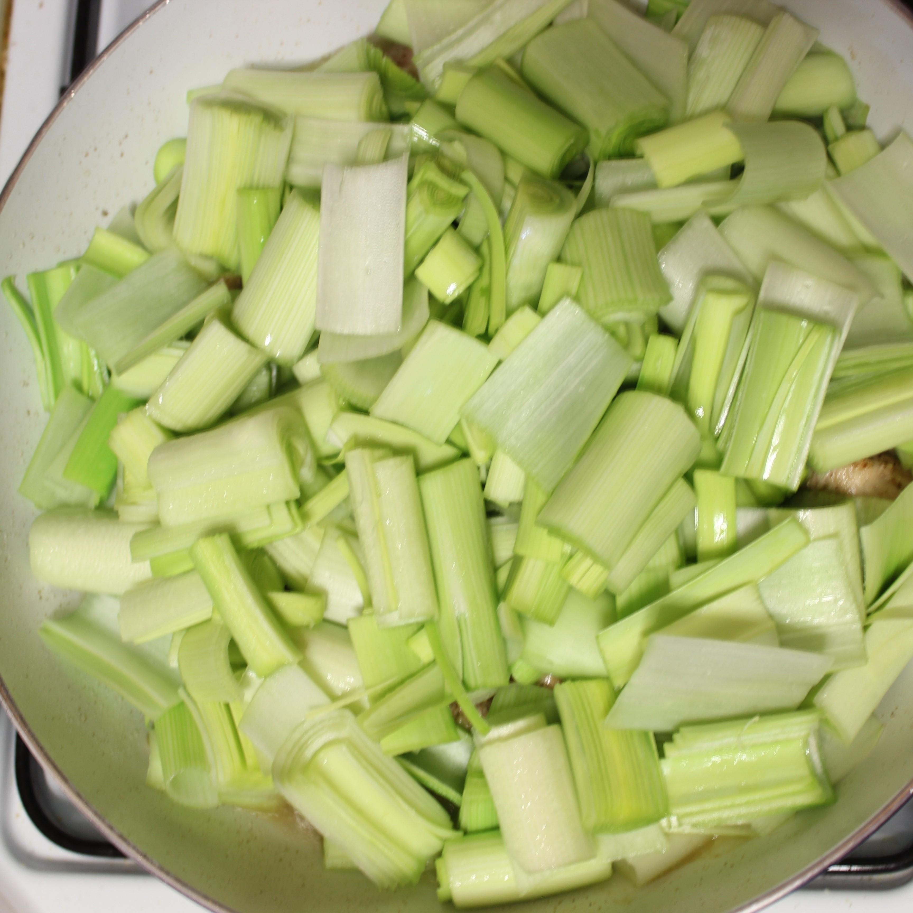 leeks into pan.JPG