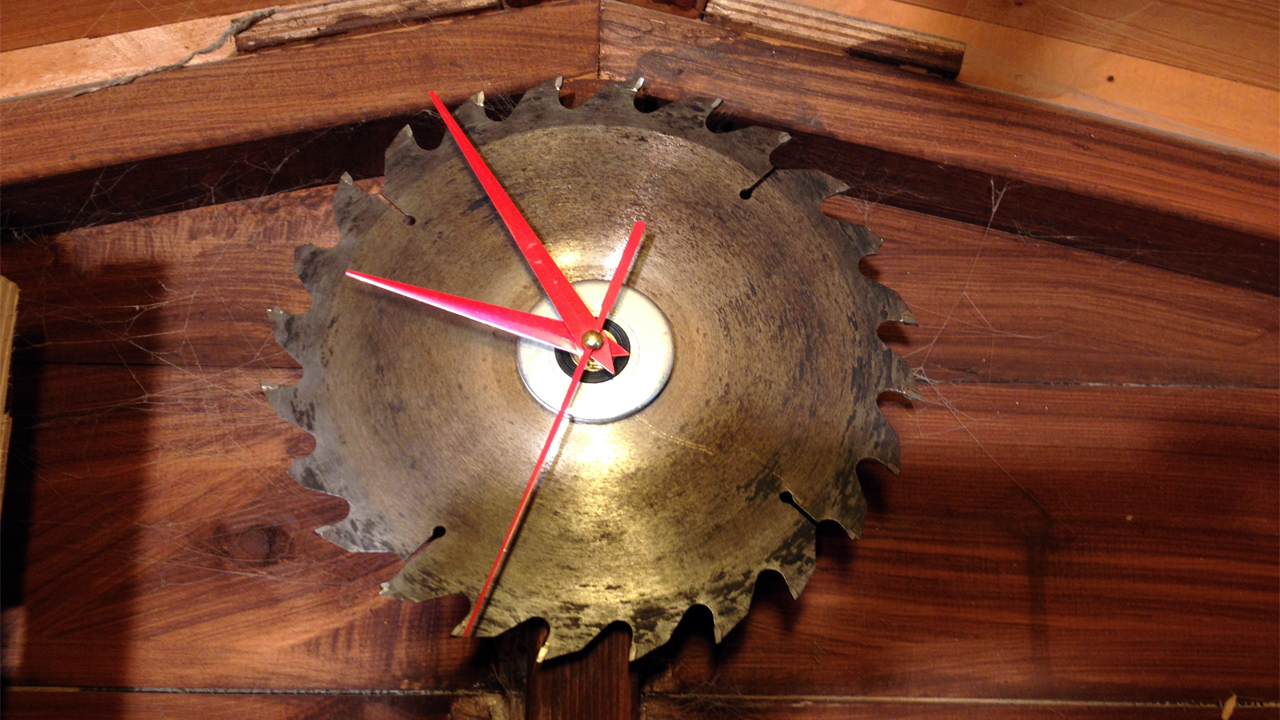 make-circular-saw-blade-clock.jpg