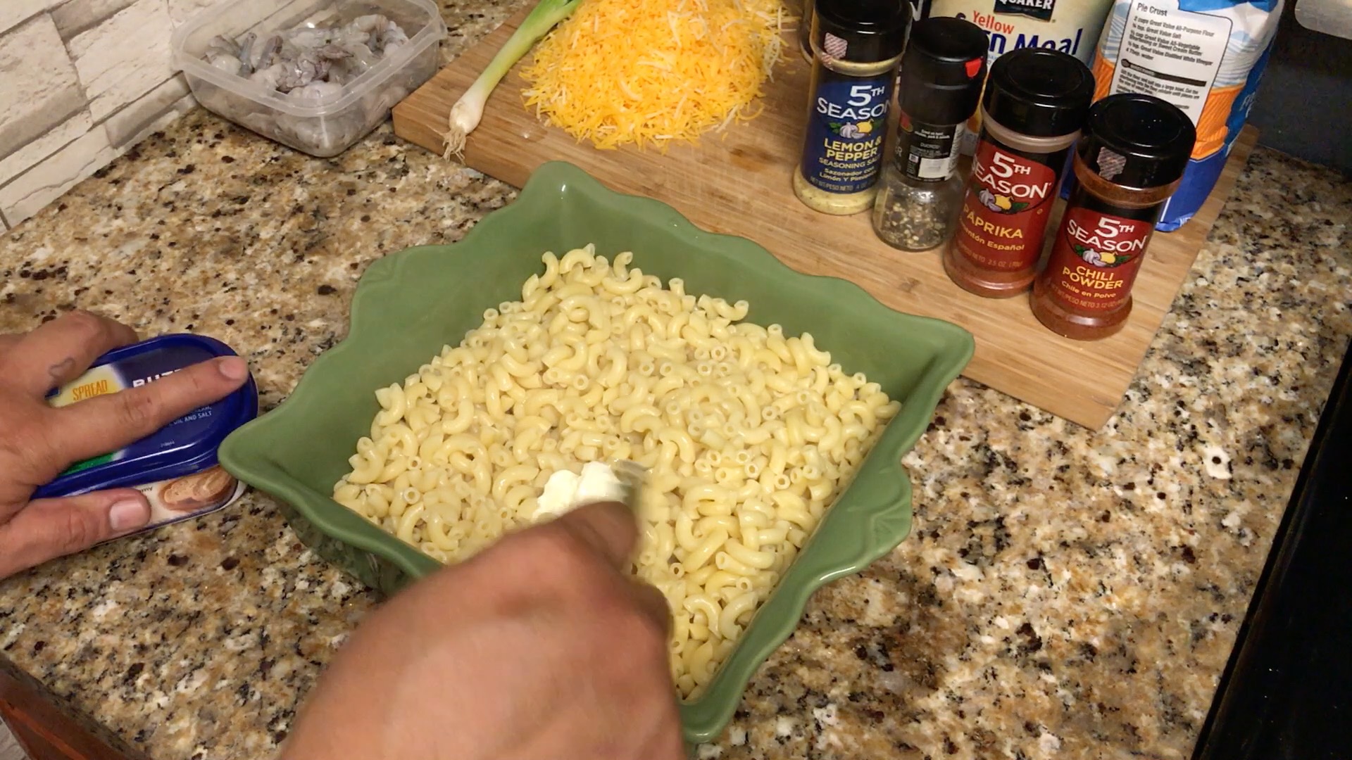 mix butter an cheese sauce in macaroni.jpg