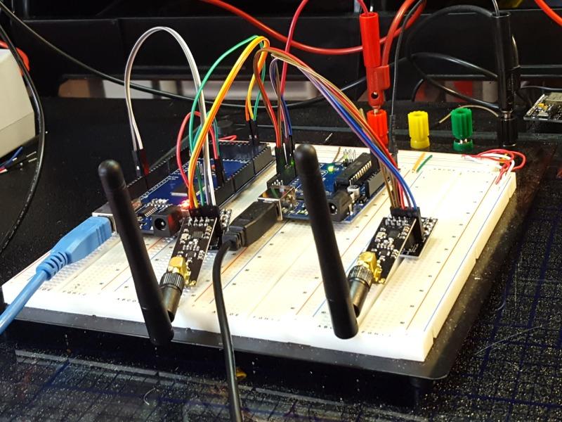 nRF24L01PALNA-Antenna-2.4GHz-RF-Module-Test-Setup.jpg