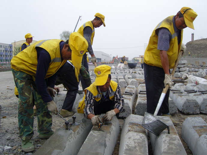 nailing the screw spike into the center of the hole.jpg