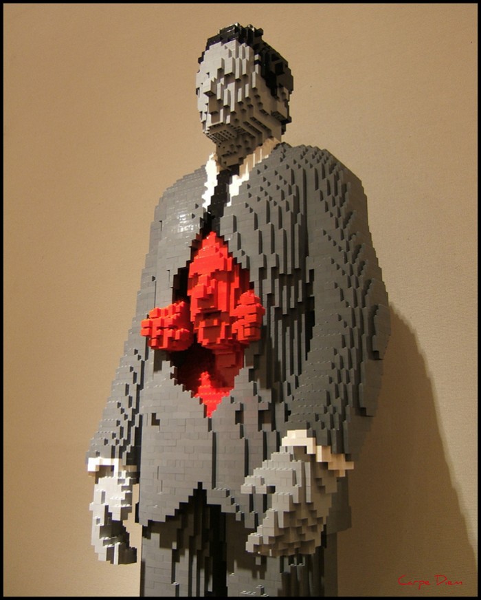 nathan-sawaya-artist-within-lego-700x872.jpg