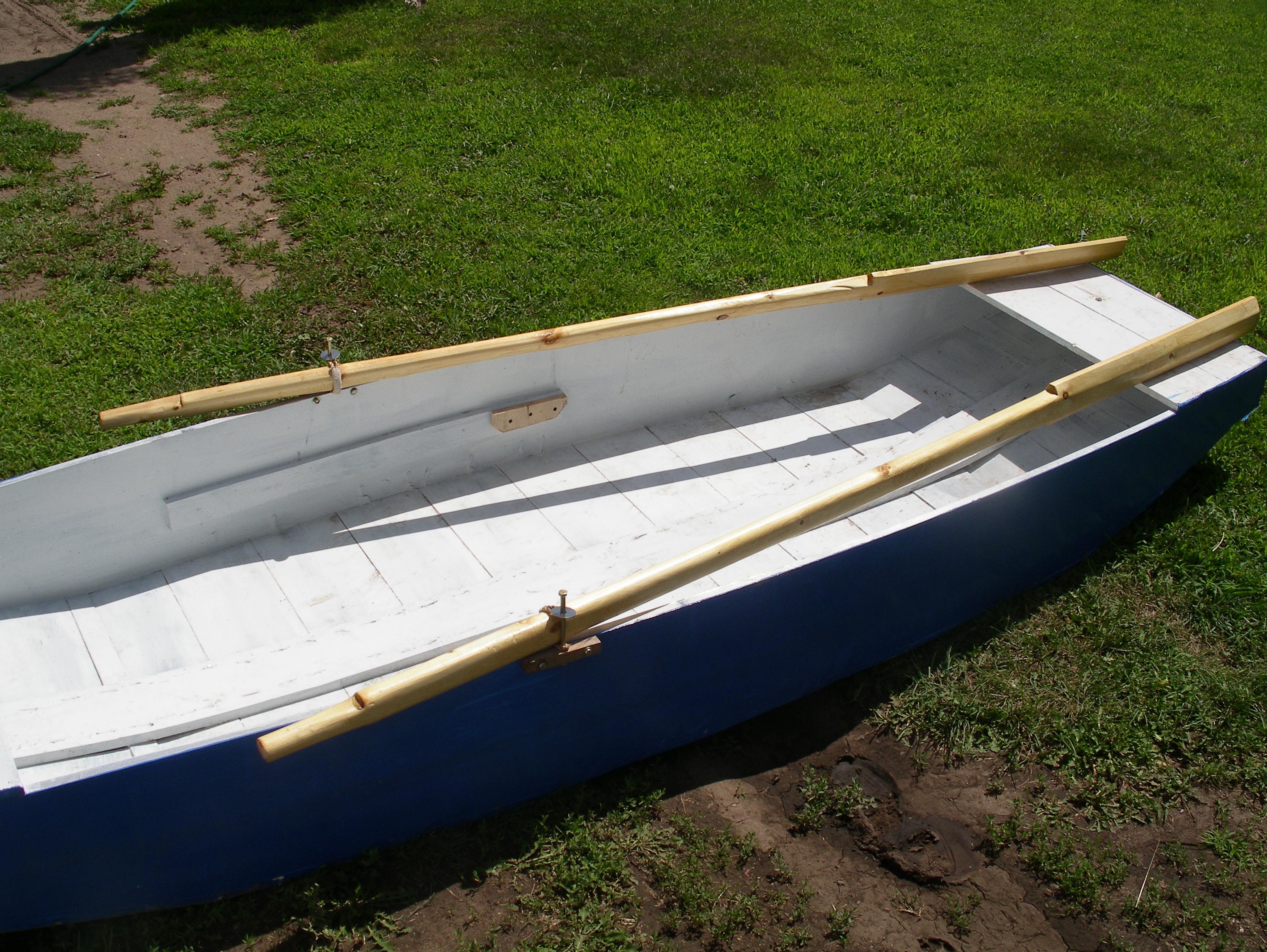 oars on boat.JPG