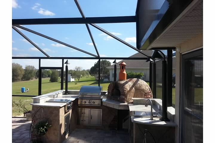 outdoor-kitchen-with-pizza-oven.jpg