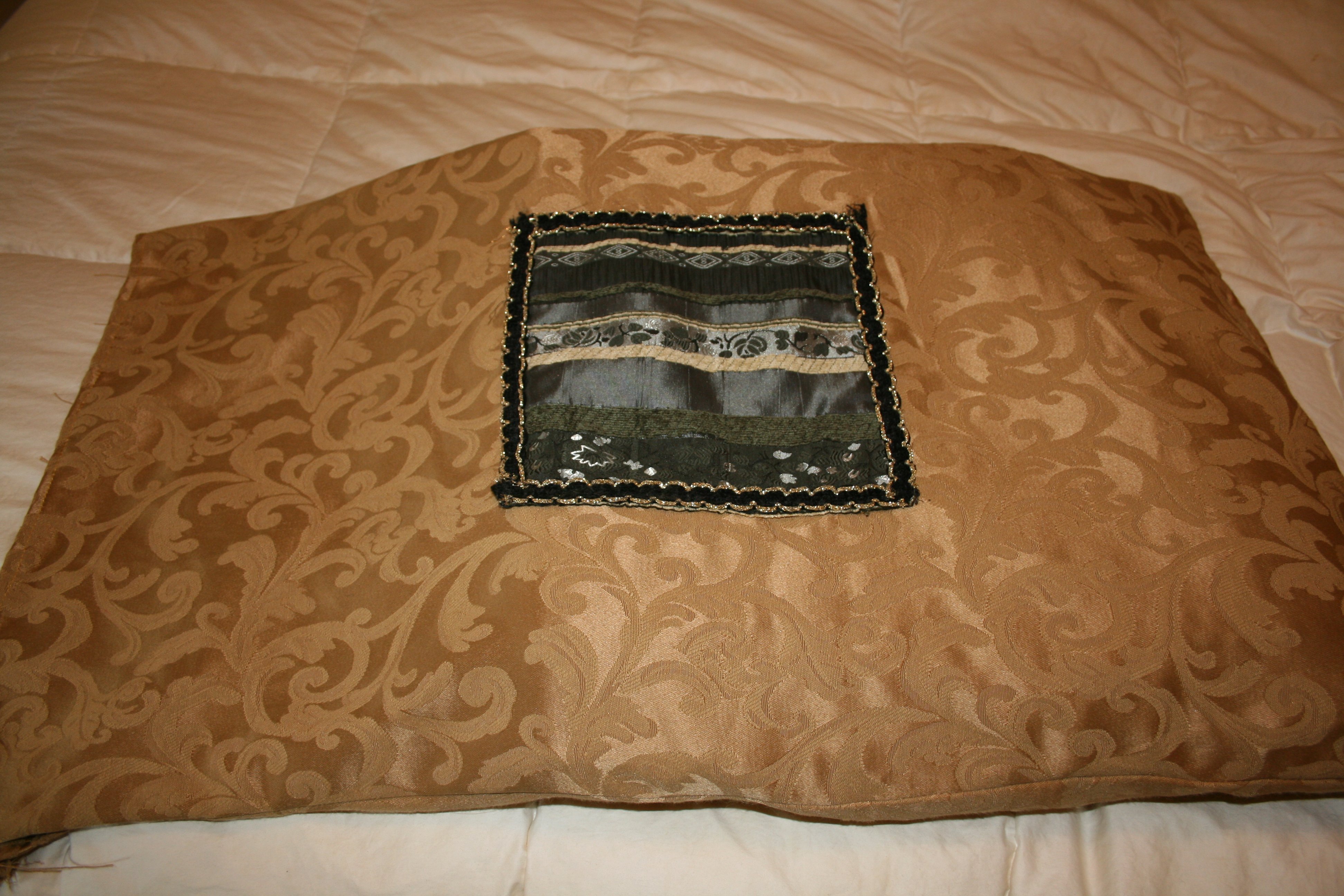 pillow case cove to store the quilt.jpg