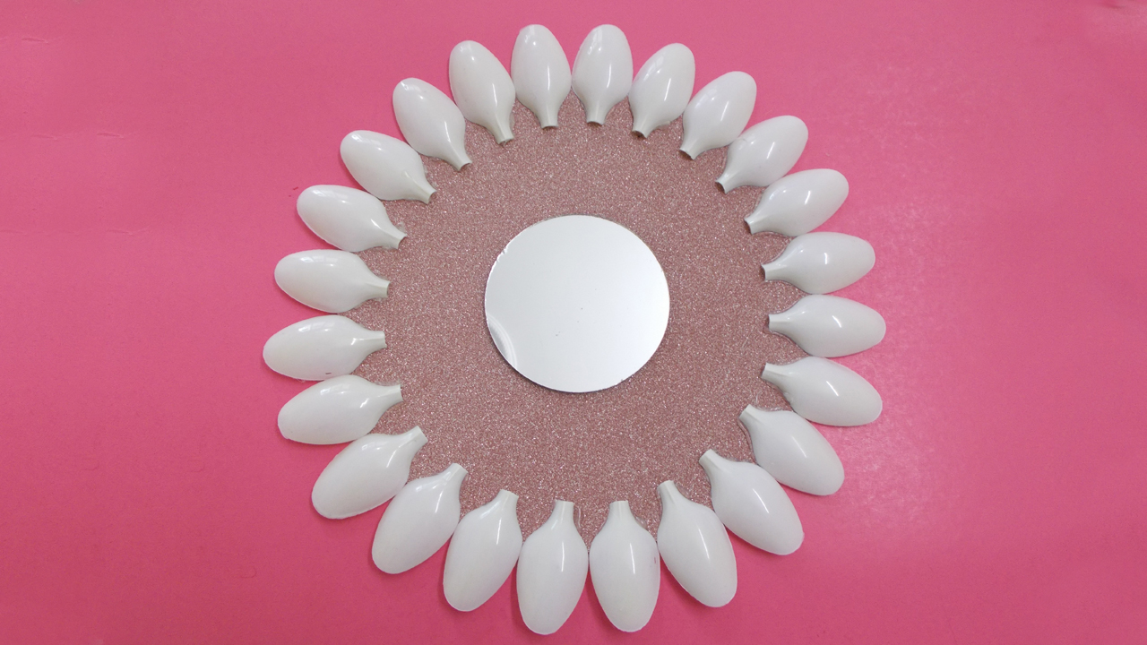 plastic-spoons-circular-decor.jpg